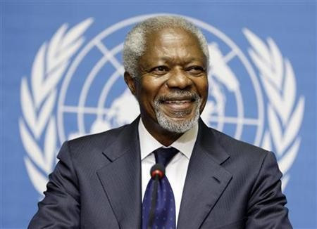 Ông Kofi Annan, nhà ngoại giao người Ghana, giành giải thưởng Nobel Hòa bình cách đây 14 năm khi ông còn là Tổng thư ký Liên Hợp Quốc (LHQ). Cựu đại sứ Mỹ tại LHQ Richard Holbrooke nhận xét "ông Kofi Annan là tổng thư ký xuất sắc nhất” trong lịch sử LHQ. Ảnh: Reuters