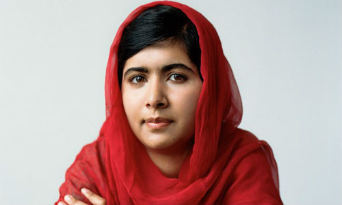 Malala Yousafzai, thiếu nữ Pakistan, trở thành người trẻ nhất đoạt giải Nobel Hòa bình năm 2014 khi mới 17 tuổi. Malala Yousafzai công khai chống Taliban, lên án sự đàn áp trẻ em và bảo vệ quyền giáo dục trẻ em. Tháng 9/2012, hai tay súng Taliban chặn xe buýt chở Malala từ trường về nhà rồi bắn vào đầu cô. Malala được chuyển đến bệnh viện ở Anh để chữa trị và thoát nạn. Ảnh: genheration