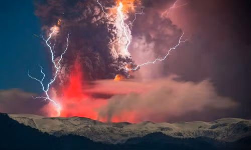 Một trong những bức ảnh kinh ngạc về thảm họa thiên nhiên. Bức ảnh cho thấy núi lửa phun trào trong thời điểm xảy ra cơn bão giữa đêm hồi năm 2008 ở Chile.