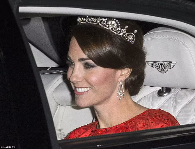 De nhat phu nhan TQ va Cong nuong Anh “khoe” quan ao-Hinh-4