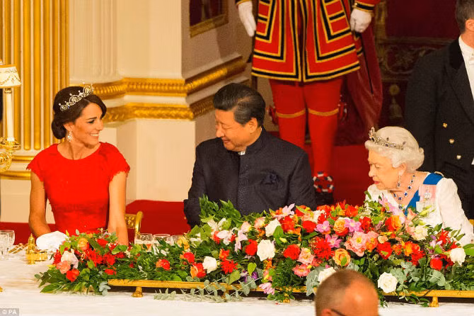 De nhat phu nhan TQ va Cong nuong Anh “khoe” quan ao