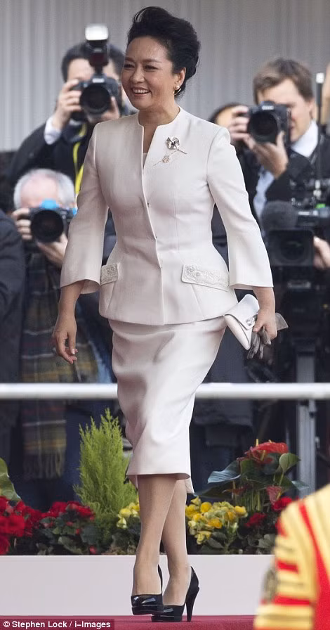 De nhat phu nhan TQ va Cong nuong Anh “khoe” quan ao-Hinh-11