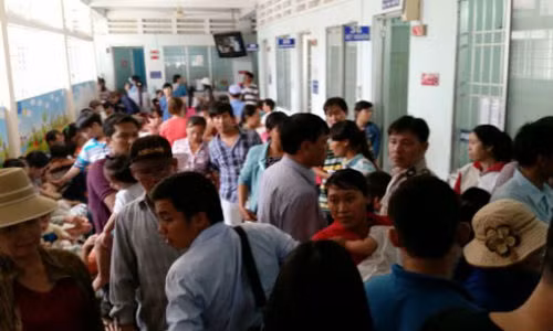 Bệnh viện Nhi đồng 1 đã kê tăng thêm từ 10 lên 30 giường bệnh ban ngày. Ngoài hành lang không thể kê thêm chỗ. Còn bệnh viện Nhi đồng 2, số giường bệnh ban ngày tăng lên 50 giường.