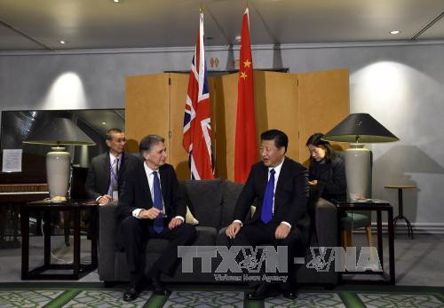 Vi sao Anh “ve van” Trung Quoc?