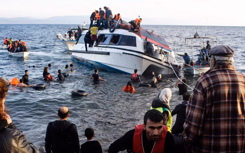 Người tị nạn cố rời khỏi con thuyền đã chìm một nửa.