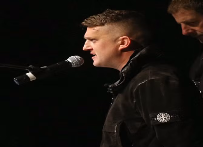 “Đừng để nước Đức bị lôi kéo vào tình trạng hỗn loạn. Tất cả sự tiến bộ của các bạn đang bị đe dọa”, người sáng lập EDL phát biểu trước đám đông.