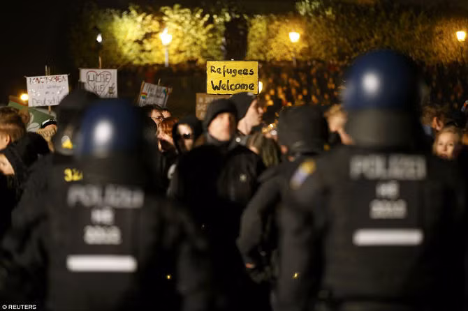 Trong khi đó, một cuộc biểu tình khác cũng diễn ra nhằm ủng hộ người tị nạn và chính sách của Thủ tướng Merkel.