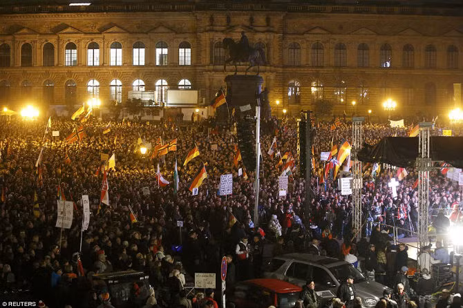 Những người biểu tình Pegida tập trung trước nhà hát opera Semper ở Dresden, Đức.