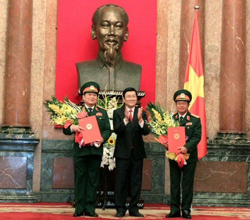 Chủ tịch nước Trương Tấn Sang trao Quyết định thăng quân hàm và tặng hoa Đại tướng Ngô Xuân Lịch và Đại tướng Đỗ Bá Tỵ.