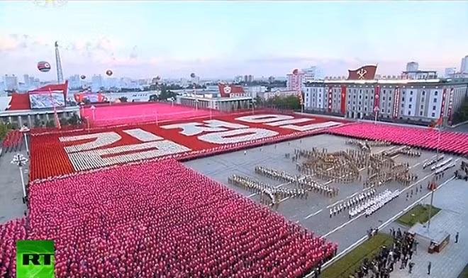 Lễ diễu binh kỷ niệm 70 năm thành lập Đảng Lao động Triều Tiên kết thúc trong tiếng hò reo. Hàng chục nghìn binh sĩ và người dân Triều Tiên đồng loạt hô vang "Kim Jong-un, Kim Jong Un" tại quảng trường Kim Il Sung.