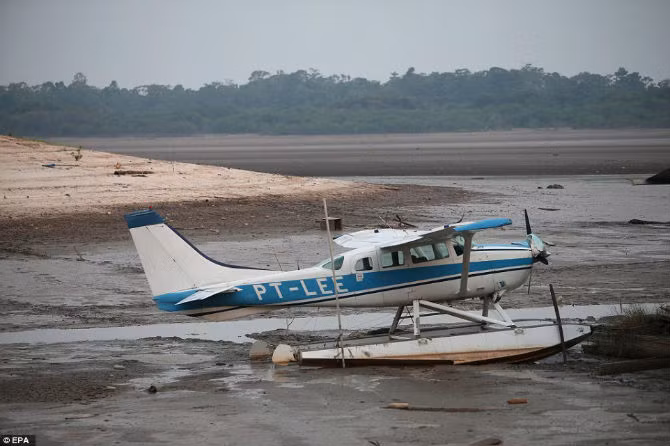 Một thủy phi cơ đỗ giữa hồ đầy bùn đất gần thành phố Manaus, Brazil.