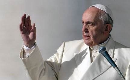 Đức Giáo hoàng Francis là người có lối sống giản dị. Ông sống trong một căn hộ với một linh mục và tự nấu ăn. Ông thường sử dụng phương tiện công cộng để đi lại thay vì được đưa bằng xe riêng.