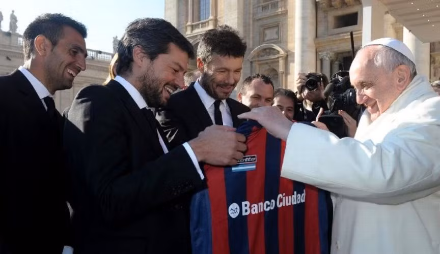 Đức Giáo hoàng Francis là fan hâm mộ của câu lạc bộ bóng đá San Lorenzo. Năm 1972, San Lorenzo là đội bóng Argentina đầu tiên từng giành hai chức vô địch trong một năm.