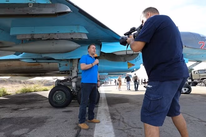 Một phóng viên khác giới thiệu về tiêm kích - bom Su-34 Fullback chuyên thực hiện các sứ mệnh dội bom phiến quân IS.