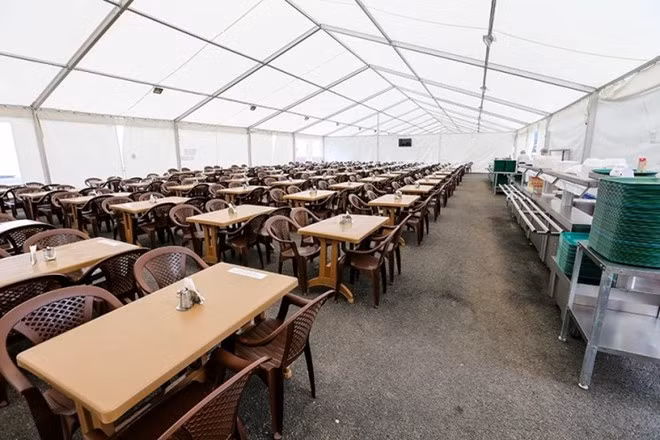 Phòng ăn khá rộng được bố trí bên trong lều dã chiến.