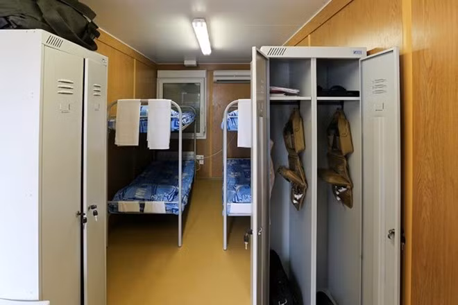 Mỗi container bố trí bốn giường ngủ cùng hai tủ đựng đồ cá nhân cho các binh lính.