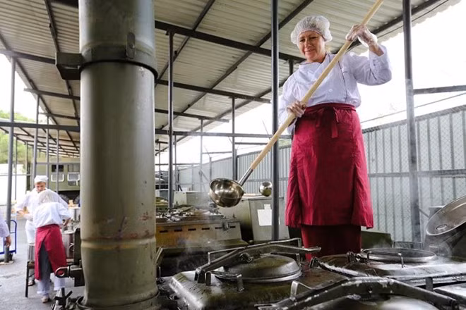 Đầu bếp đang chuẩn bị bữa ăn cho phi công và nhân viên mặt đất tại sân bay Latakia. Nhà bếp được dựng theo kiểu dã chiến để phù hợp với sứ mệnh triển khai tạm thời.