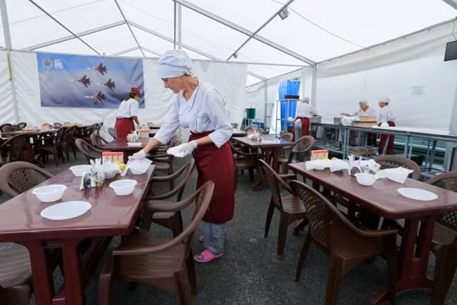 Các nữ nhân viên chuẩn bị dọn bữa ăn cho phi công sau khi làm nhiệm vụ.