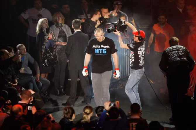 Tháng 12/2014 võ sĩ gốc Ukraine Alexey Oleinik được cấp quốc tịch Nga.