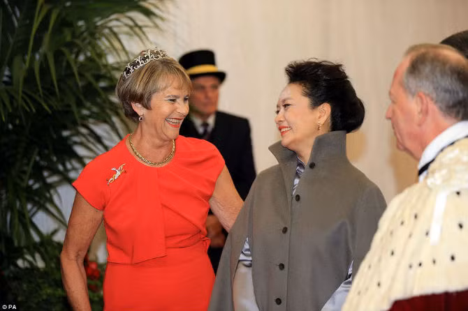 Vợ của giám đốc Trung tâm Tài chính London Alderman Alan Yarrow, bà Gilly Yarrow, vui mừng chào đón Đệ nhất phu nhân Trung Quốc.