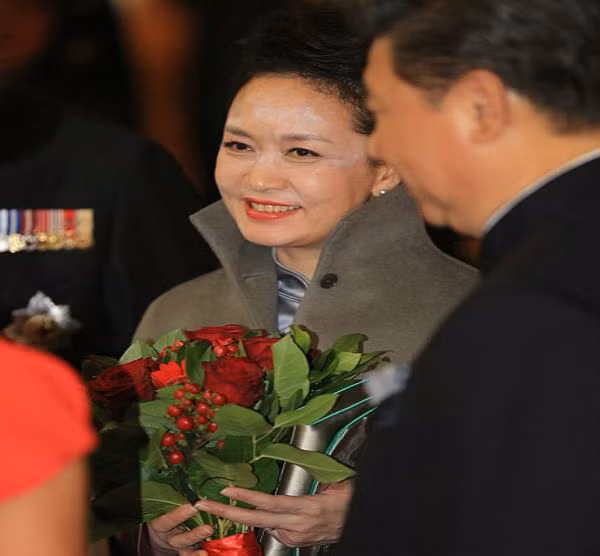 Tuy nhiên, Đệ nhất phu nhân Trung Quốc Bành Lệ Viện đã gặp "sự cố trang điểm" khi chụp ảnh.