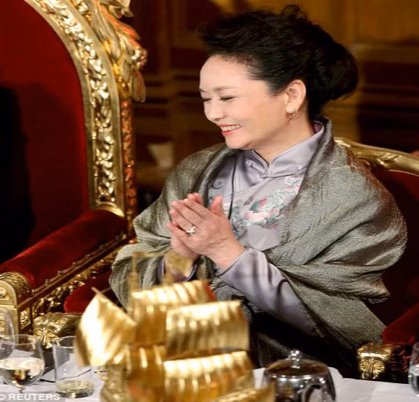 ...và vỗ tay sau bài phát biểu tại buổi tiệc của Chủ tịch Tập Cận Bình.