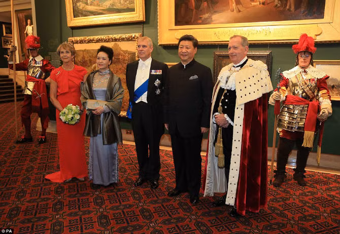 Vợ chồng Chủ tịch Trung Quốc Tập Cận Bình chụp ảnh cùng vợ chồng giám đốc Trung tâm Tài chính London Alderman Alan Yarrow và Hoàng tử Andrew trong buổi tiệc tại Guildhall.