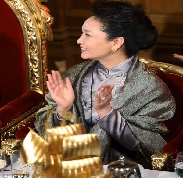 Bà Bành Lệ Viện lấy lại vẻ đẹp quý phái sau sự cố trang điểm.