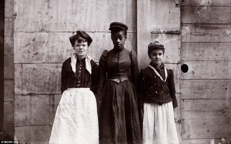 Sau bộ ảnh về người nhập cư, Riis cũng đã làm việc với các nhà hảo tâm để làm giảm bớt phần nào cuộc sống đói nghèo ở khu ổ chuột tồi tàn. Trên đây là hình ảnh của Ban Thanh tra Bầu cử được lập ra nhằm giúp đỡ những người dân ở tầng lớp dưới cùng xã hội. (ảnh: Jacob Riis/MCNY).