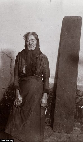 Một người phụ nữ già nua phải sống ở khu nhà thuê với điều kiện sống nghèo nàn. (ảnh: Jacob Riis/MCNY).