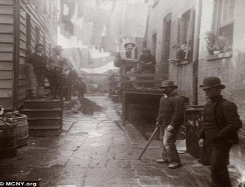 Con phố Mulberry từng là một "khu ổ chuột" New York "nổi tiếng", nơi tập trung khá nhiều người dân nhập cư. (ảnh: Jacob Riis/MCNY).