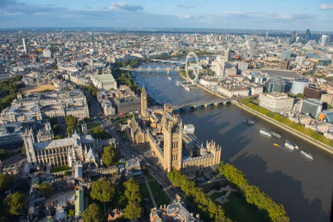 Cung điện Westminster, đường Whitehall và dòng sông Thames nhìn từ trên cao.