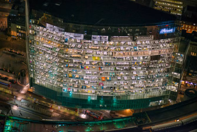 Tòa nhà News Building do Renzo Piano thiết kế nhìn về ban đêm.