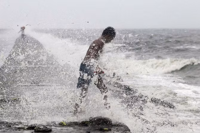 Một cậu bé ở Vịnh Manila.