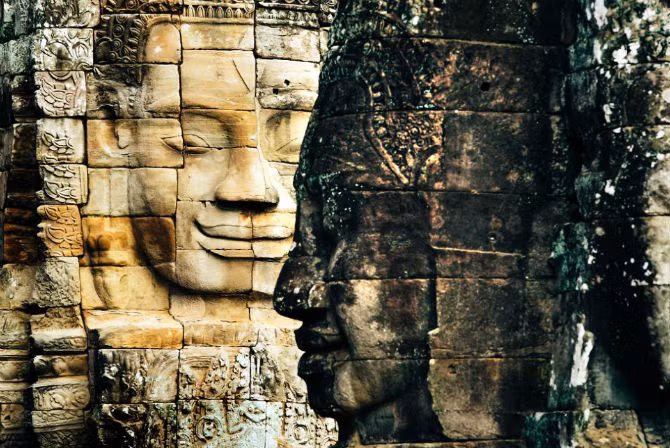 Các bức tường ở đền Bayon được khắc nhiều khuôn mặt cười.