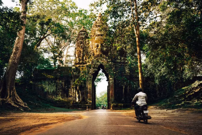 Một trong năm cổng vào của đền Angkor Thom.