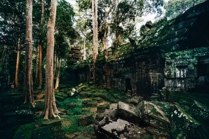 Khung cảnh bên ngoài ngôi đền cổ Bayon.
