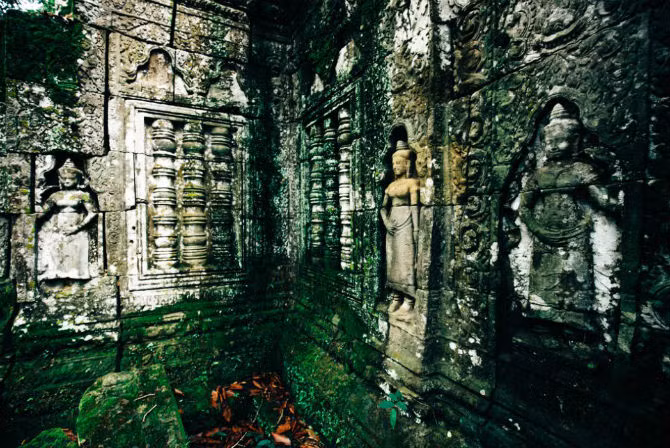 Hàng nghìn tượng vũ nữ Apsara tuyệt đẹp ở phía cuối hành lang của đền Preah Khan.