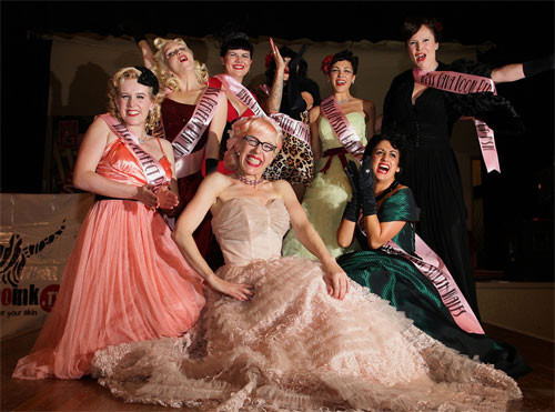 Hoa hậu Cổ điển (Miss Pinup): Trong cuộc thi Hoa hậu Pinup được tổ chức tại New Zealand và Australia, phụ nữ mọi lứa tuổi, cân nặng, màu da, chiều cao.... đều được tham gia. Điểm đặc biệt của cuộc thi là họ sẽ thể hiện tình yêu với các giá trị xưa cũ bằng cách ăn mặc và trang điểm theo kiểu cổ điển.