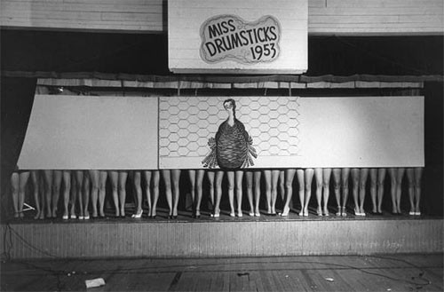 Một trong những cuộc thi hoa hậu kỳ quặc nhất hành tinh là Hoa hậu Cẳng gà. Cuộc thi Hoa hậu Cẳng gà (Miss Drumsticks) là cuộc thi chọn ra người đẹp có đôi chân hoàn hảo nhất. Nó thường được tổ chức tại hội chợ thường niên tại Thổ Nhĩ Kỳ. Những phụ nữ tham gia sẽ mặc đồ bơi, che mặt và thân trên bằng hình ảnh con gà tây lớn chỉ để lộ ra đôi chân. Cô gái có đôi chân được đánh giá là thon, đẹp nhất sẽ giành được chiến thắng.