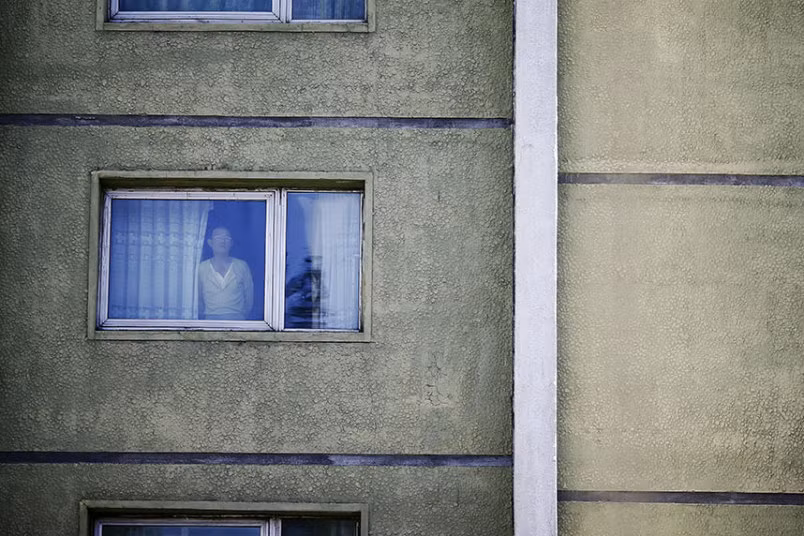 Một người đàn ông nhìn xuống đường phố Bình Nhưỡng qua cửa sổ, một ngày trước khi lễ kỷ niệm diễn ra.