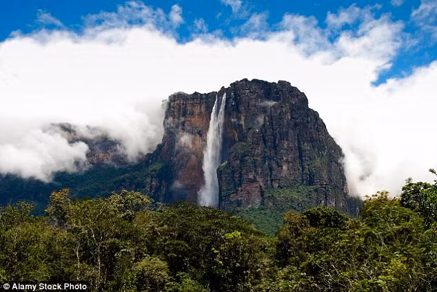 Thác nước cao nhất thế giới là thác Angel ở Venezuela, với chiều cao 979 mét.