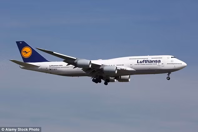 Với chiều dài hơn 76 mét, 747-8 Intercontinental của hãng hàng không Lufthansa giữ kỷ lục là chiếc phi cơ dài nhất thế giới.