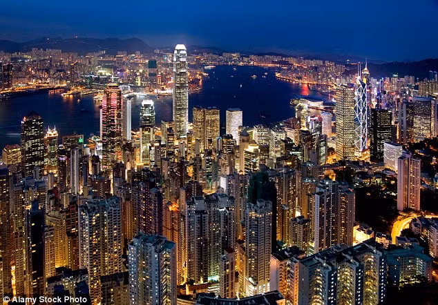 Năm 2005, chiếc Boeing 777-200LR Worldliner thực hiện chuyến bay dài nhất thế giới kéo dài 22 giờ 42 phút với hành trình dài 21.601 km từ Hong Kong (Trung Quốc) tới London (Anh).