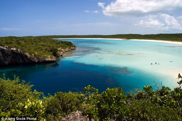 Hố xanh Dean's Blue Hole sâu nhất thế giới ở Long Island, Bahamas. Hố có độ sâu 202 mét.