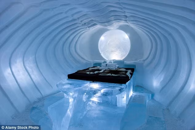 Ice Hotel được Kỷ lục Guinness công nhận là khách sạn băng lớn nhất thế giới. Đây là một trong những điểm du lịch nổi tiếng nhất Thụy Điển. Mỗi năm, hàng ngàn tấn băng từ sông Torne được các nhà điêu khắc dùng để tạc nên một khách sạn tráng lệ ở làng Jukkasjärvi.