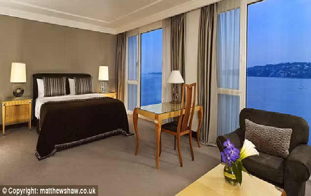 Với giá hơn 1,8 tỷ đồng một đêm, phòng Royal Penthouse của khách sạn đắt nhất hành tinh President Wilson ở Thụy Sĩ chỉ dành cho giới siêu giàu.