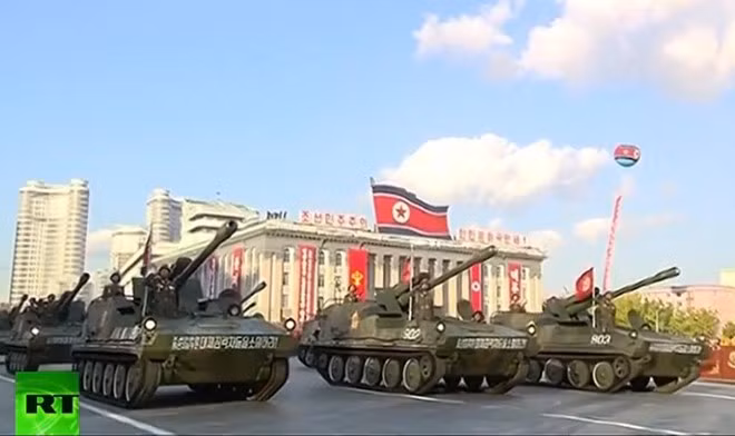Các vũ khí của Triều Tiên tham gia duyệt binh, trong đó có xe tăng, lần lượt tiến qua lễ đài.