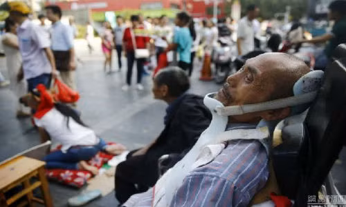 Được biết, chiếc mặt nạ đầu bò là của một người phụ nữ qua đường cho Đông Đông để giúp thu hút sự chú ý.