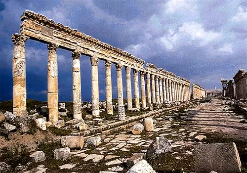 Sau khi phiến quân IS tràn về thành phố cổ Apamea, Syria, chúng đã khai quật và cướp nhiều cổ vật tại đây để đem bán.